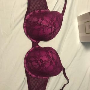 Beautiful VS 38D bra, with lace covering!